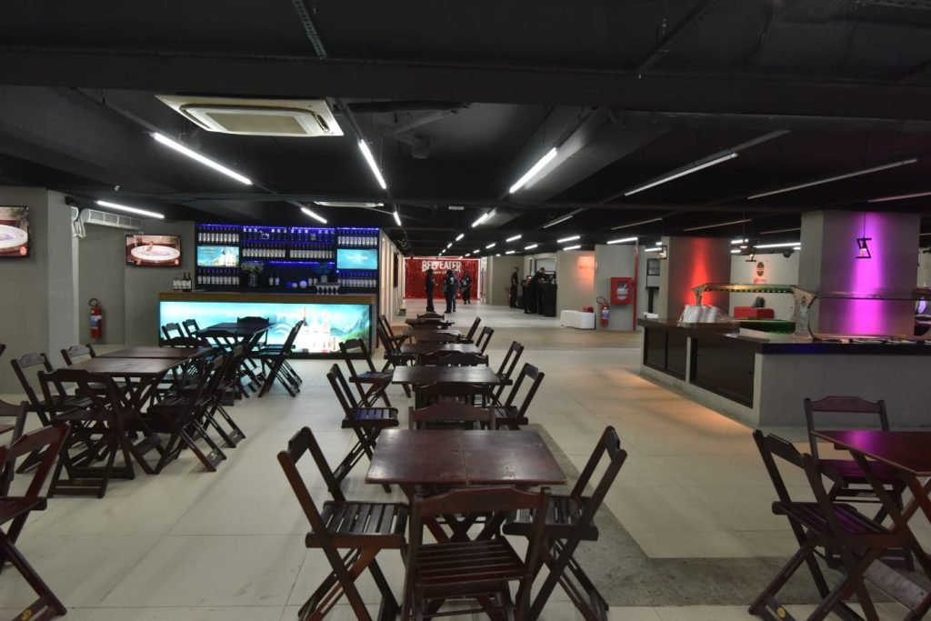 Destaque Seu Evento com Totem Touch Screen e Painéis de LED