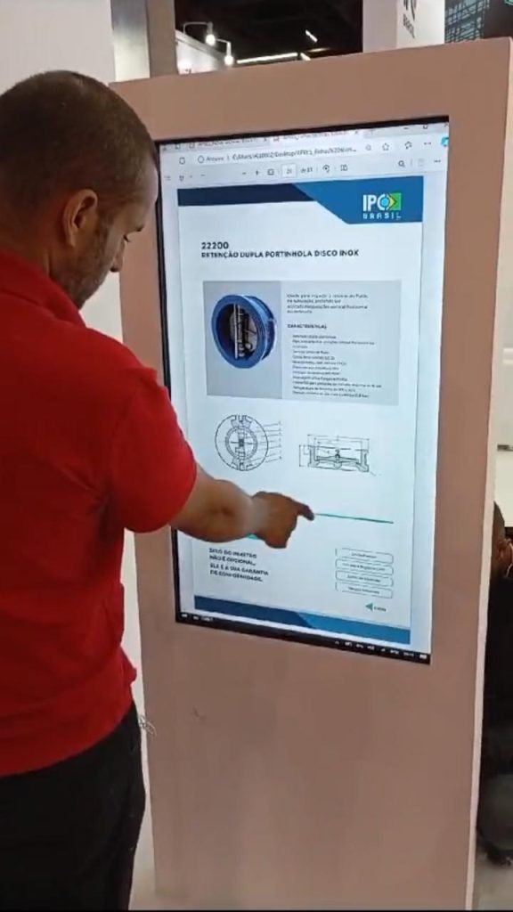 Totem Touch Screen e Painel de LED: Inovação ao Seu Alcance